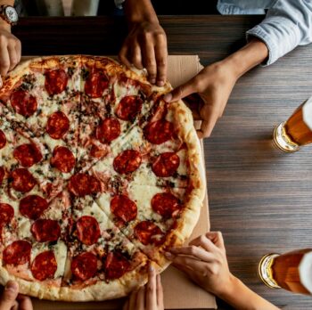 Пицца - отличное решение для отдыха с друзьями. А у нас вы можете получить метр Оригинального Темерницкого пива в подарок, заказав три больших пиццы🍕